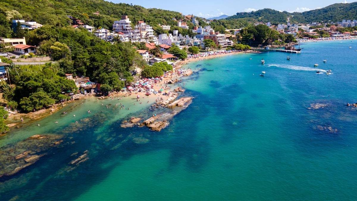 Praia da Lagoinha com pedras e água verde
